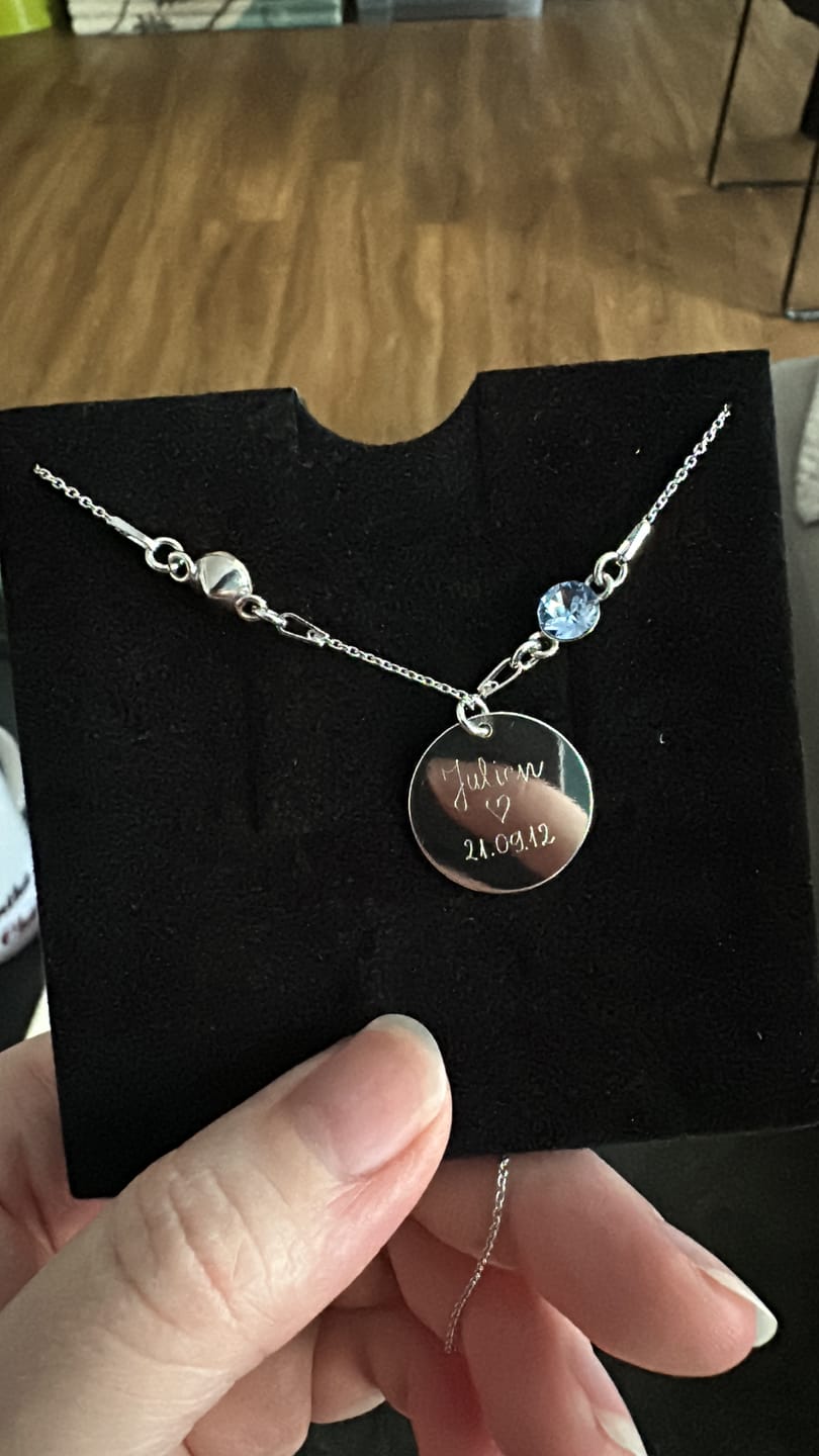 Customer photo review of Halskette mit Geburtsstein und Gravur