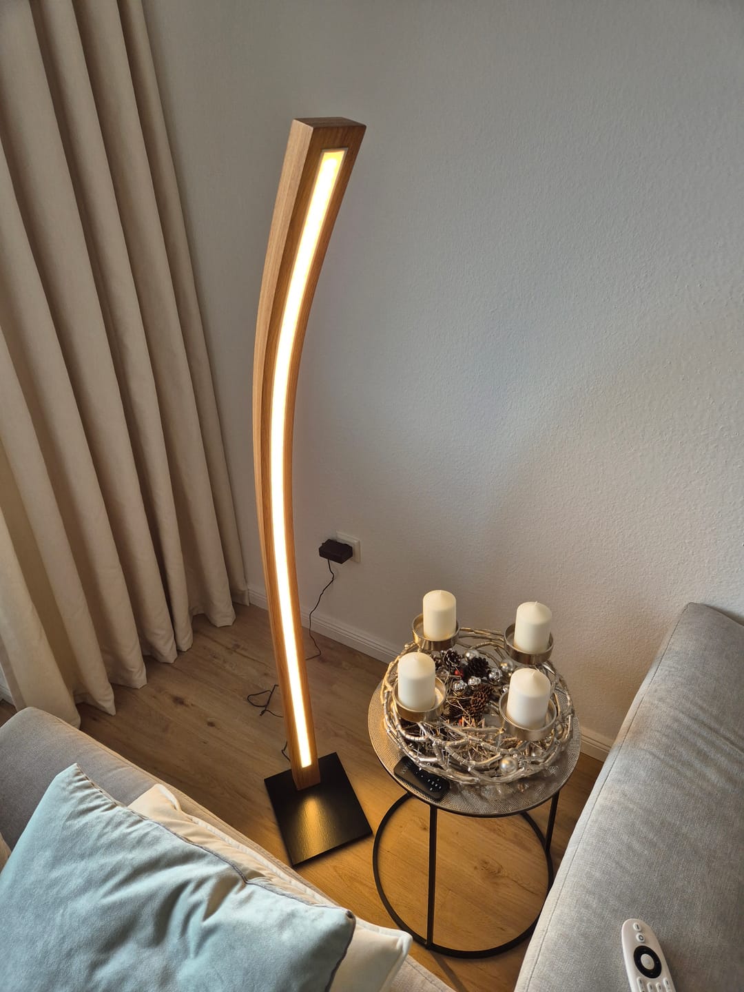 Customer photo review of Designer Stehlampe aus Eichenholz, LED-Leuchte geschwungen - Solara