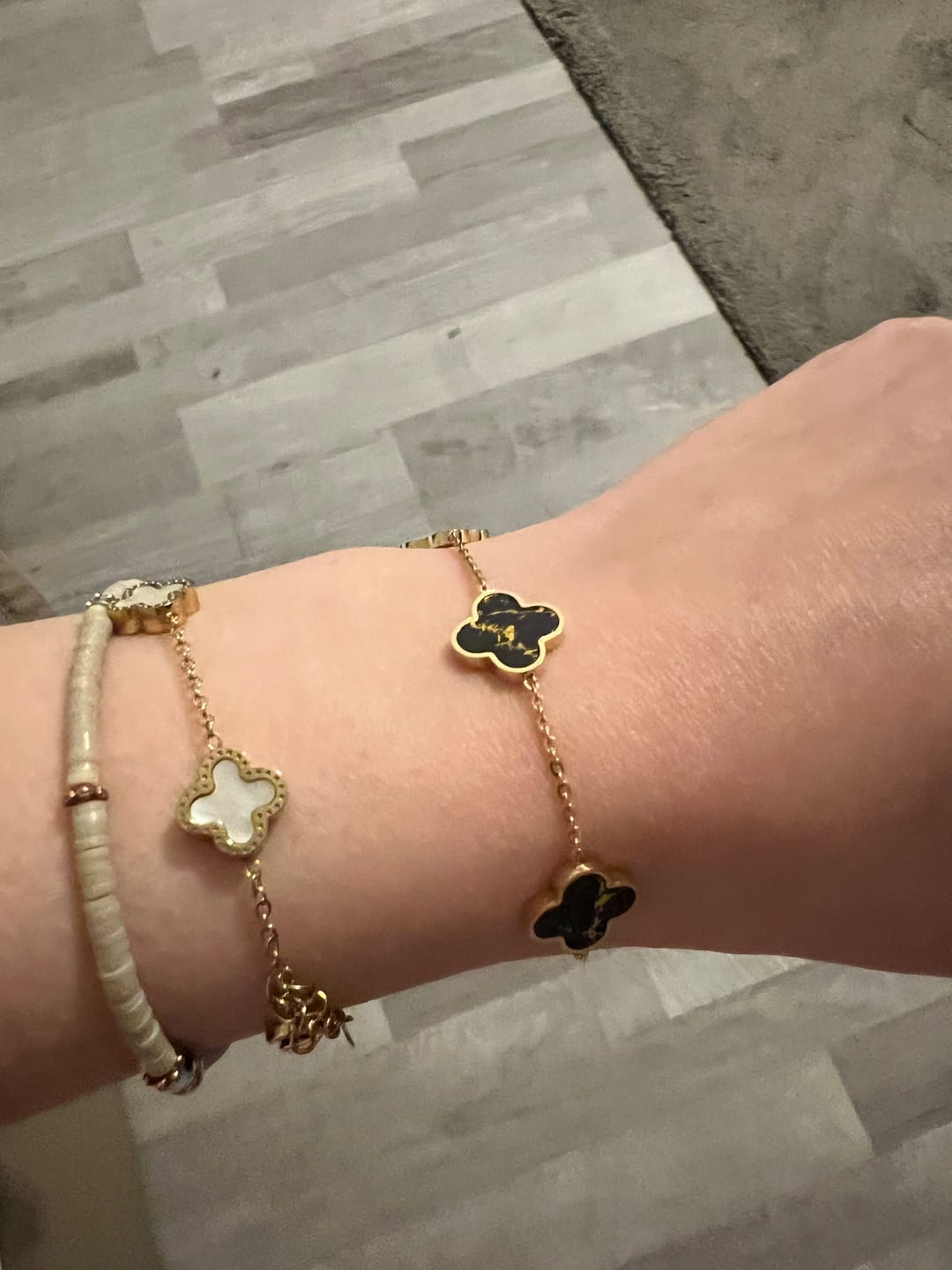 Customer photo review of Black-Gold Clover Armband | 18K vergoldet