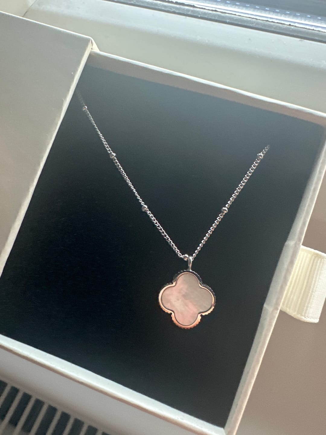 Customer photo review of Perlmutt Lucky Leaf Kette 14K Vergoldet