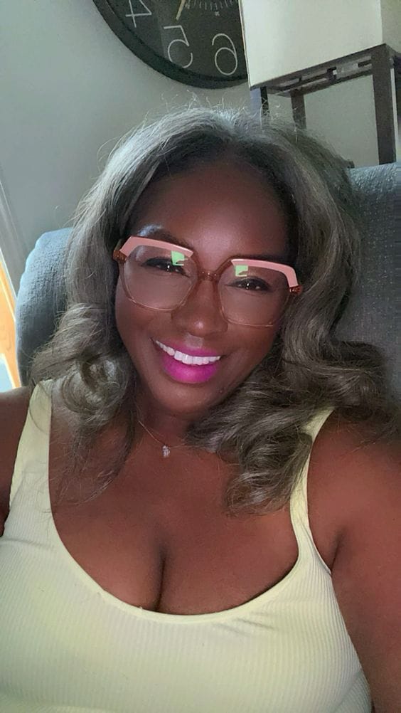 Customer photo review of Luvwin 5x5 Salt & Pepper Body Wave Glueless Bob Wig 100% Human Hair