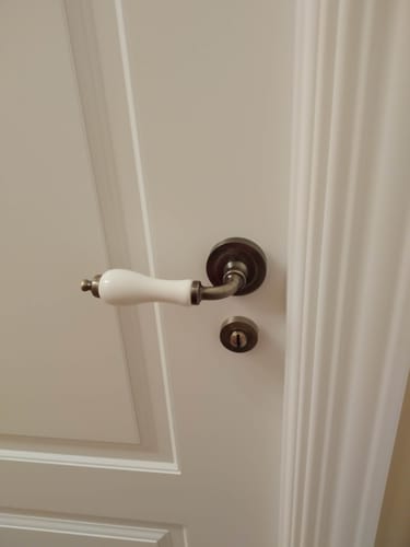 Customer photo review of Manilla rústica con roseta redonda de porcelana blanca en acabado cuero