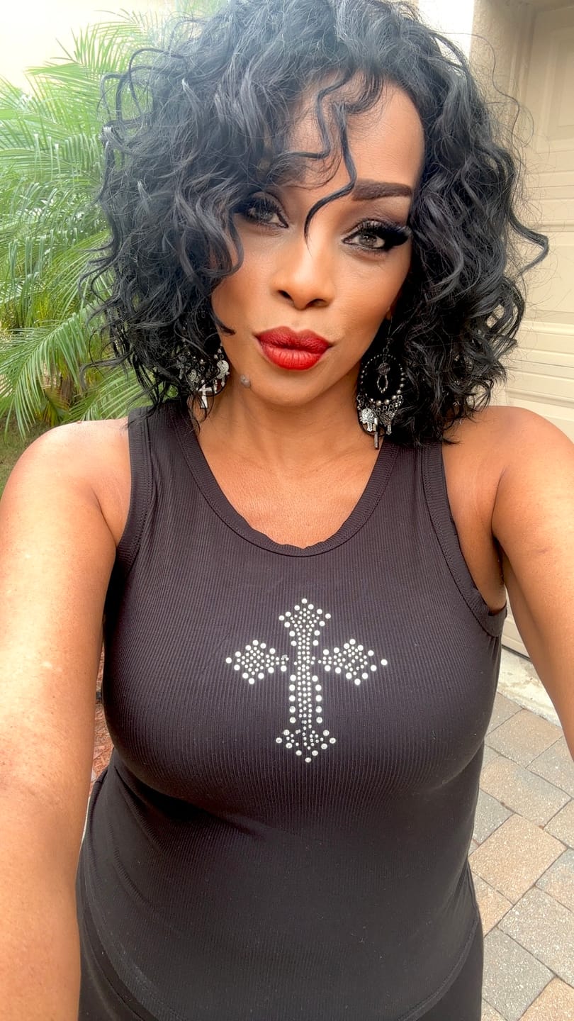 Customer photo review of Zury Sis Glueless Synthetic Pre-Tweezed HD Lace Part Wig - CALLIE