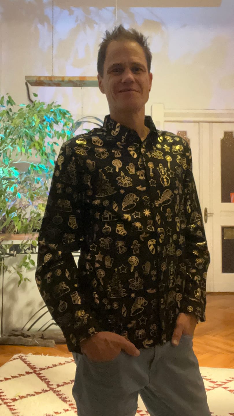 Customer photo review of Herren Glänzendes Langarm Schwarz Weihnachtshemd