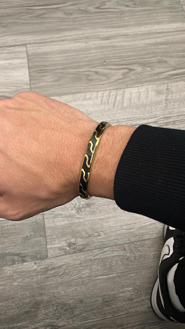 Customer photo review of JULIVNO CUFF - BLACK/GOLD