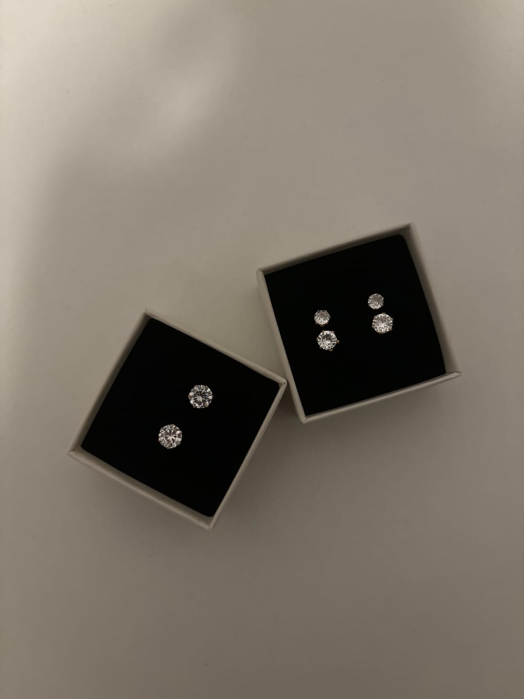 Customer photo review of Round Dainty Ohrstecker Set 18K Vergoldet