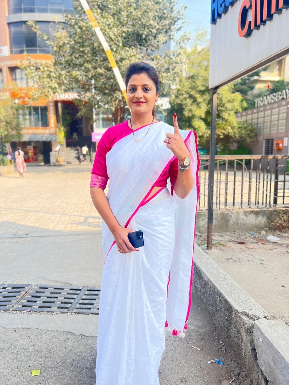Customer photo review of Handwoven Pure Linen Saree