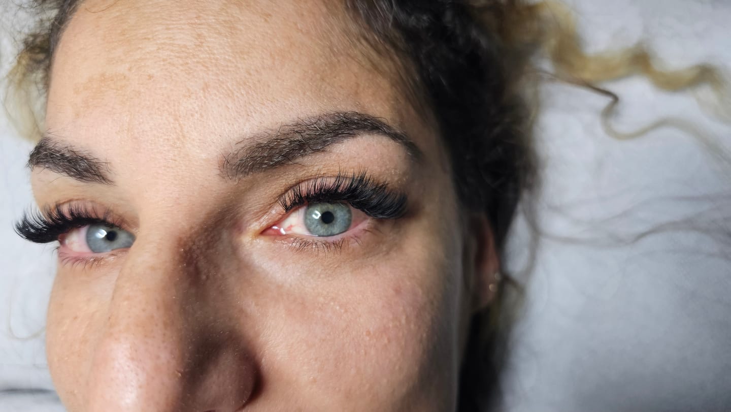 Customer photo review of Bomb Glue 0.1-0.3s Fast Drying Extremely Strong Lash Adhesive