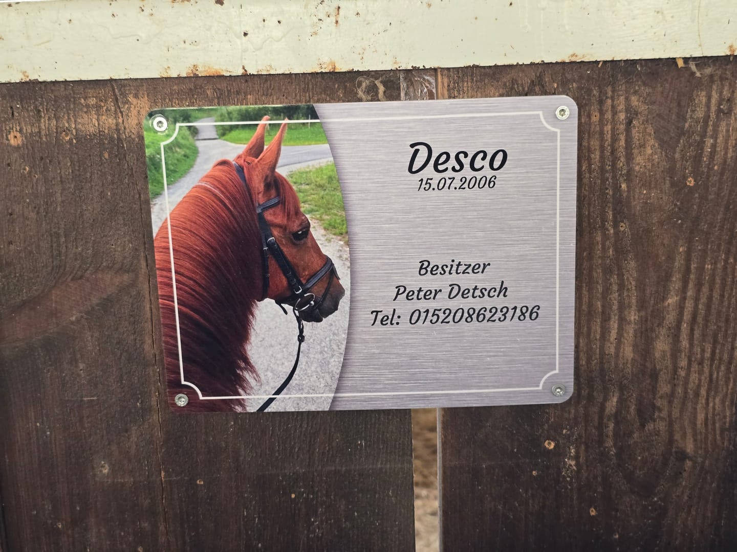 Customer photo review of Pferde Boxenschild mit Foto & Wunschtext (UV- und wetterfest)
