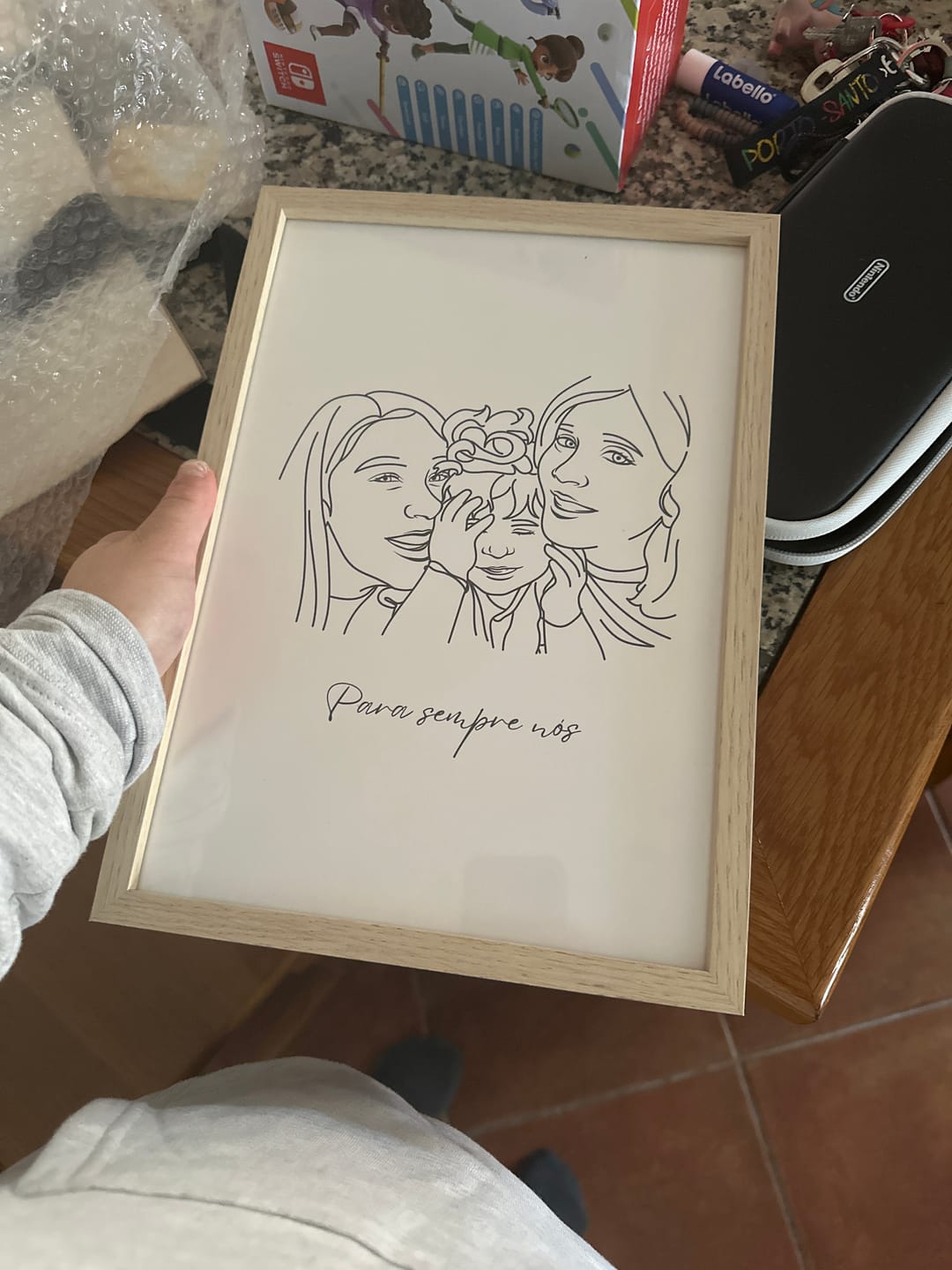 Customer photo review of Quadro Retrato Line Art Personalizado