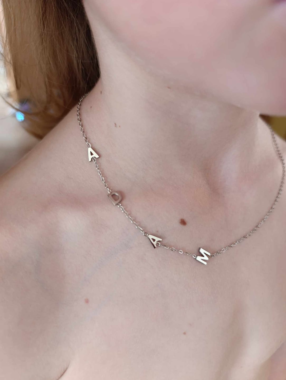 Customer photo review of Personalizovaný náhrdelník s ležatým iniciálem