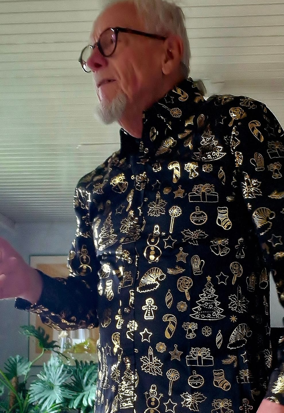 Customer photo review of Herren Glänzendes Langarm Schwarz Weihnachtshemd