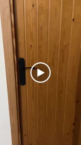 Customer video review of Manilla ola modelo '130' de zamak con placa ovalada acabado negro mate para puertas