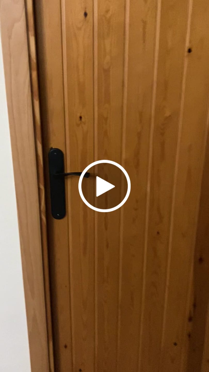Customer video review of Manilla ola modelo '130' de zamak con placa ovalada acabado negro mate para puertas