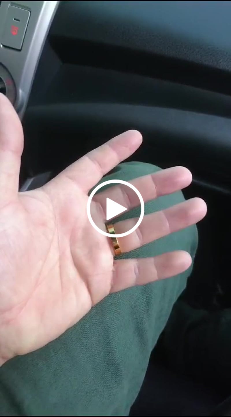 Customer video review of Aliança Quadrada Anatômica Banhado em Ouro 18K