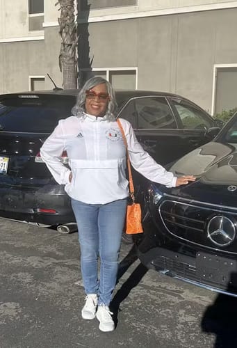 Customer photo review of Luvwin 5x5 Salt & Pepper Body Wave Glueless Bob Wig 100% Human Hair