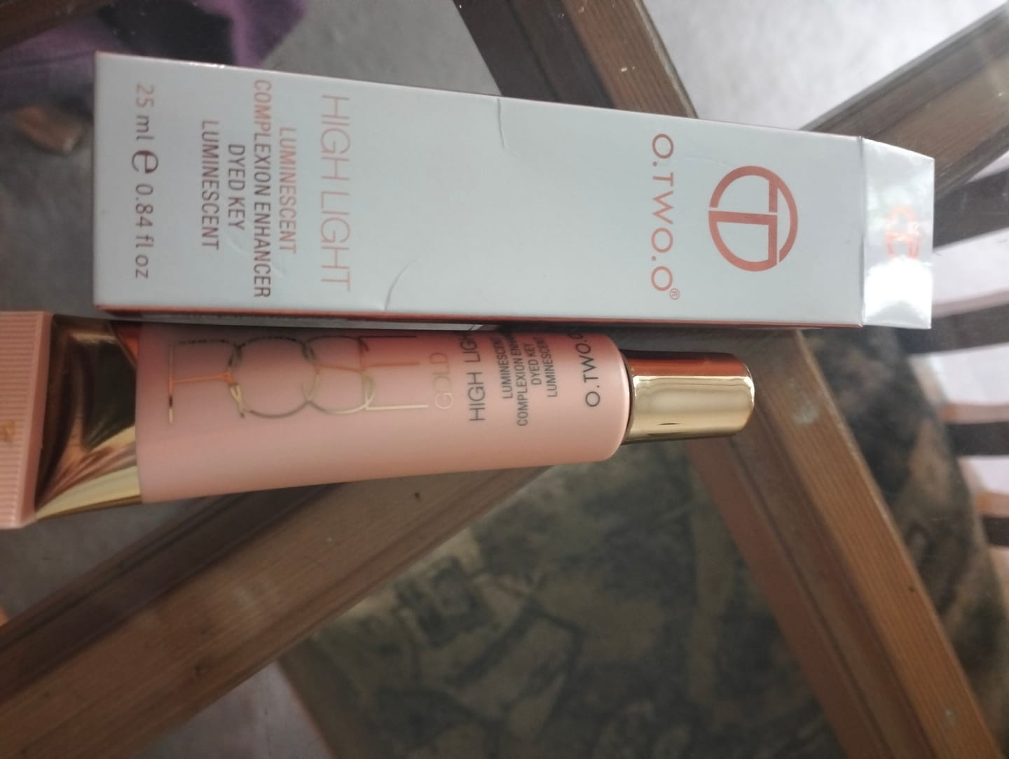 Customer photo review of O.TWO.O ROSE GOLD LIQUID HIGHLIGHTER