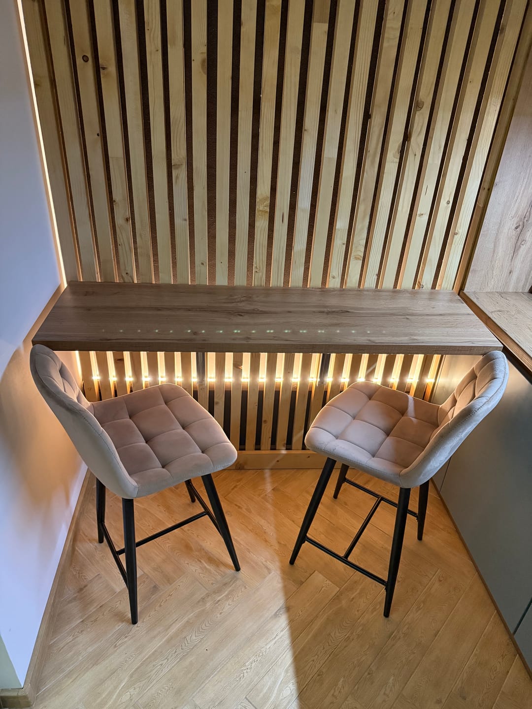 Customer photo review of Scaun bar CHIC H-2, bej - Bluvel 28/negru, stofa catifelata/metal, 46x37x90 cm