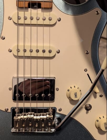 Customer photo review of Guitare électrique double coupure Donner DST-550 de 39 pouces avec Pickup HSS en corps en épinette solide