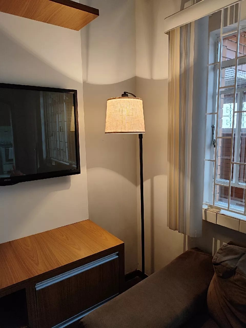 Customer photo review of Luminária de Chão Dimerizável com 3 Níveis de Iluminação
