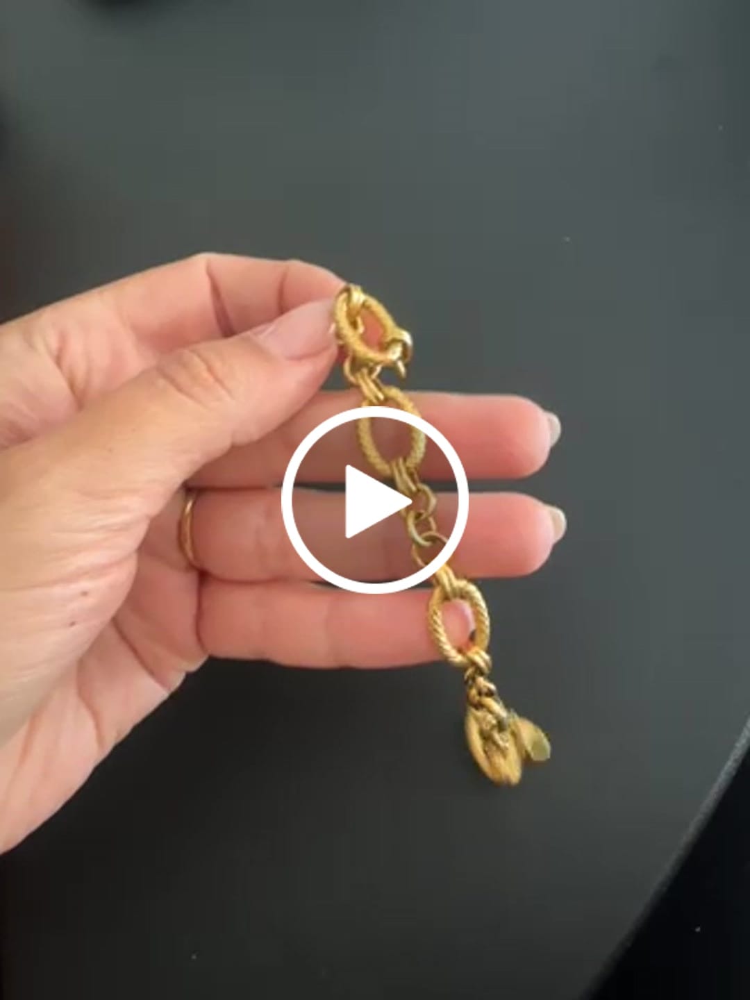 Customer video review of Pulseira Lux Banhada em Ouro 18k
