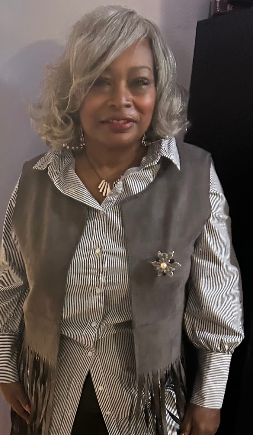 Customer photo review of Luvwin 5x5 Salt And Pepper Glueless Gray Color Pre-Cut Lace Layered Cut Straight Bob Wig 100% Human Hair
