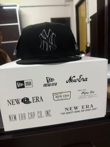 Customer photo review of 9FIFTY New York Yankees Gray Outline Repreve Black Snapback