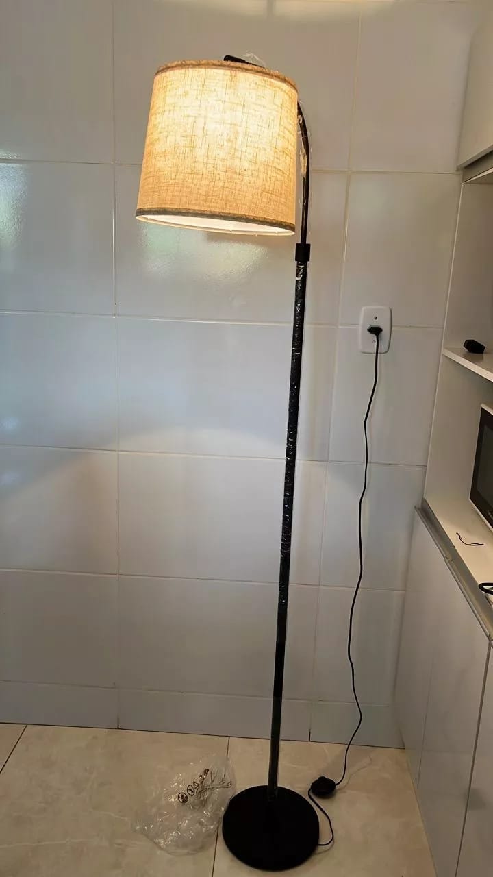 Customer photo review of Luminária de Chão Dimerizável com 3 Níveis de Iluminação