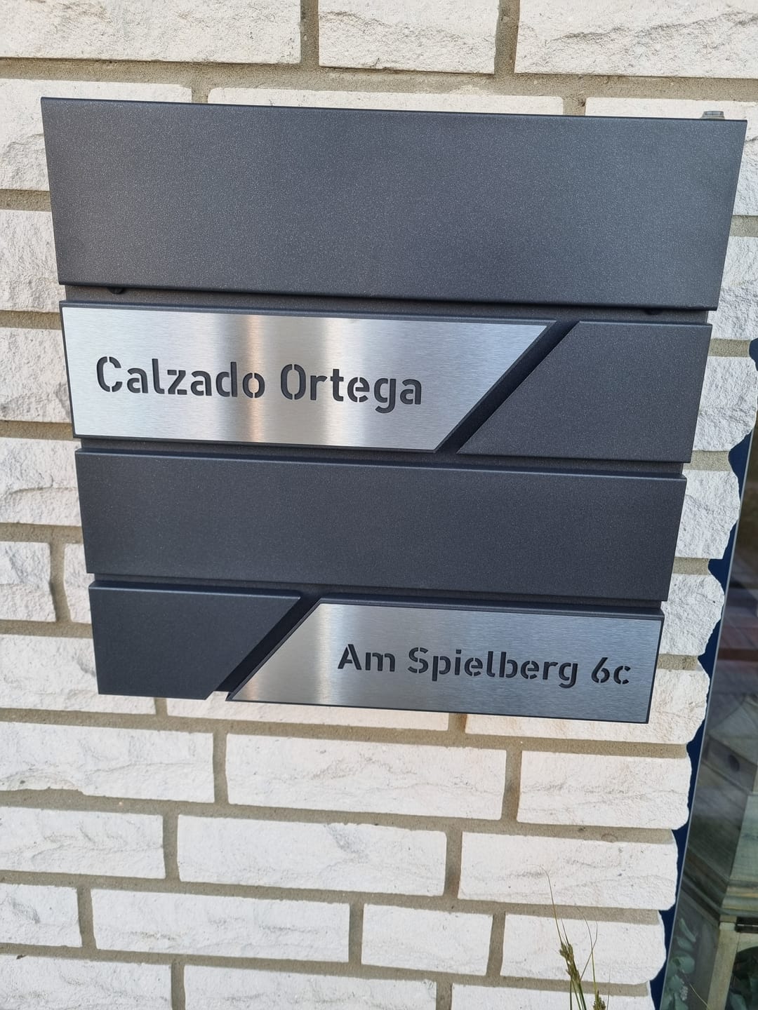 Customer photo review of AlbersDesign Briefkasten B1 Eisenglimmer (DB703) personalisiert mit Edelstahl-Schildern