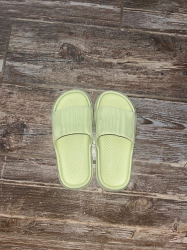 F L. review of Cloud Walk Cushioned Sliders image 1 out of 1