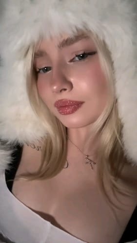 Customer photo review of Pretty Glitter Lip Kit