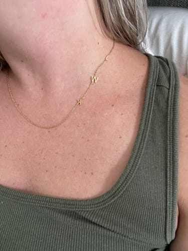 Customer photo review of Személyre szabott oldalsó kezdőbetű nyaklánc