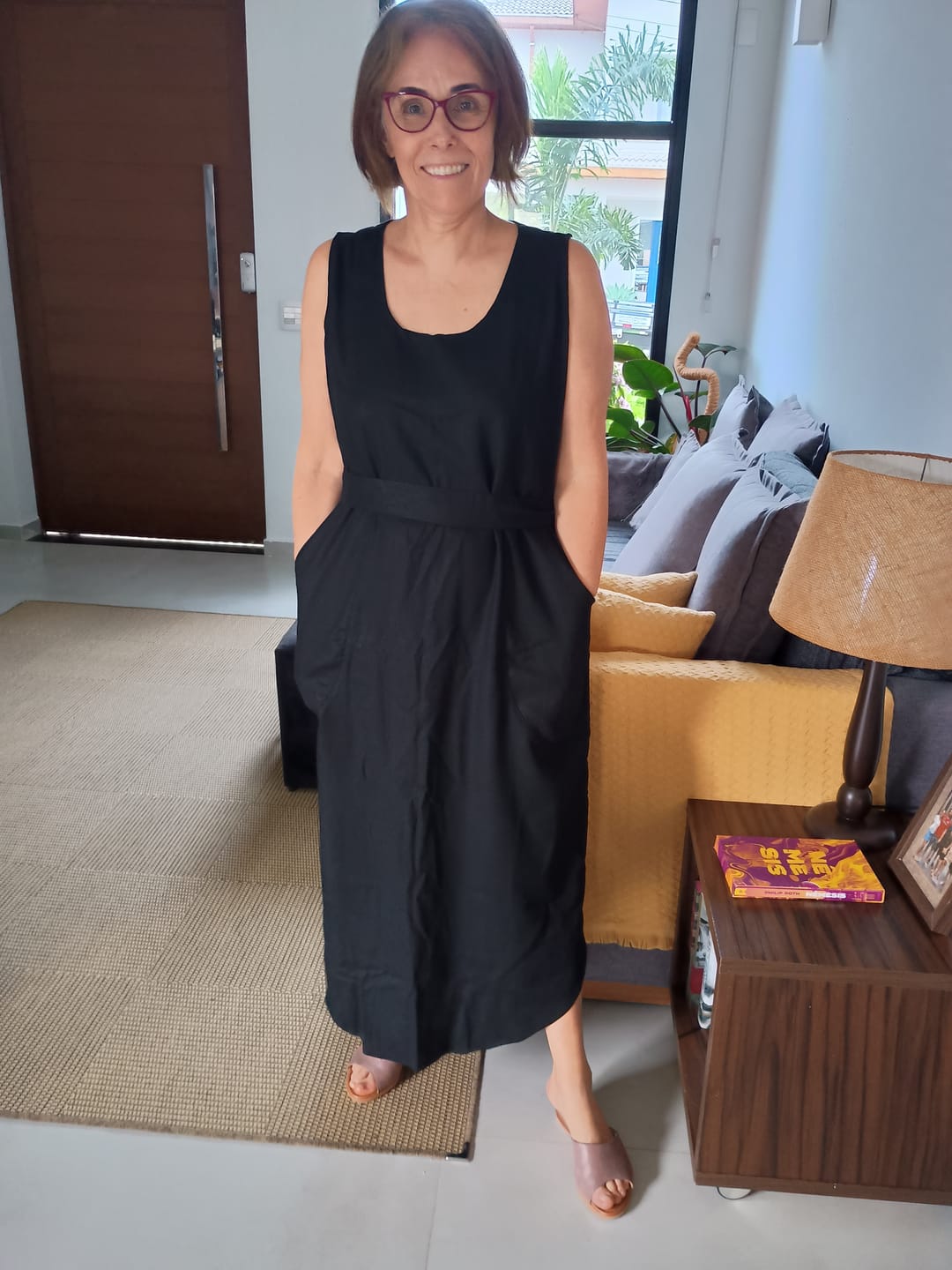 Customer photo review of Vestido Midi Linho Gabiroba Preto