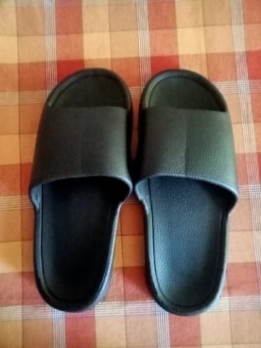 V V. review of Cloud Walk Cushioned Sliders image 1 out of 1