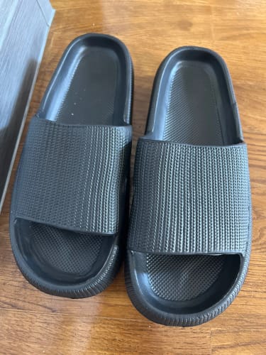 Customer photo review of Cloud Walk Cushioned Sliders