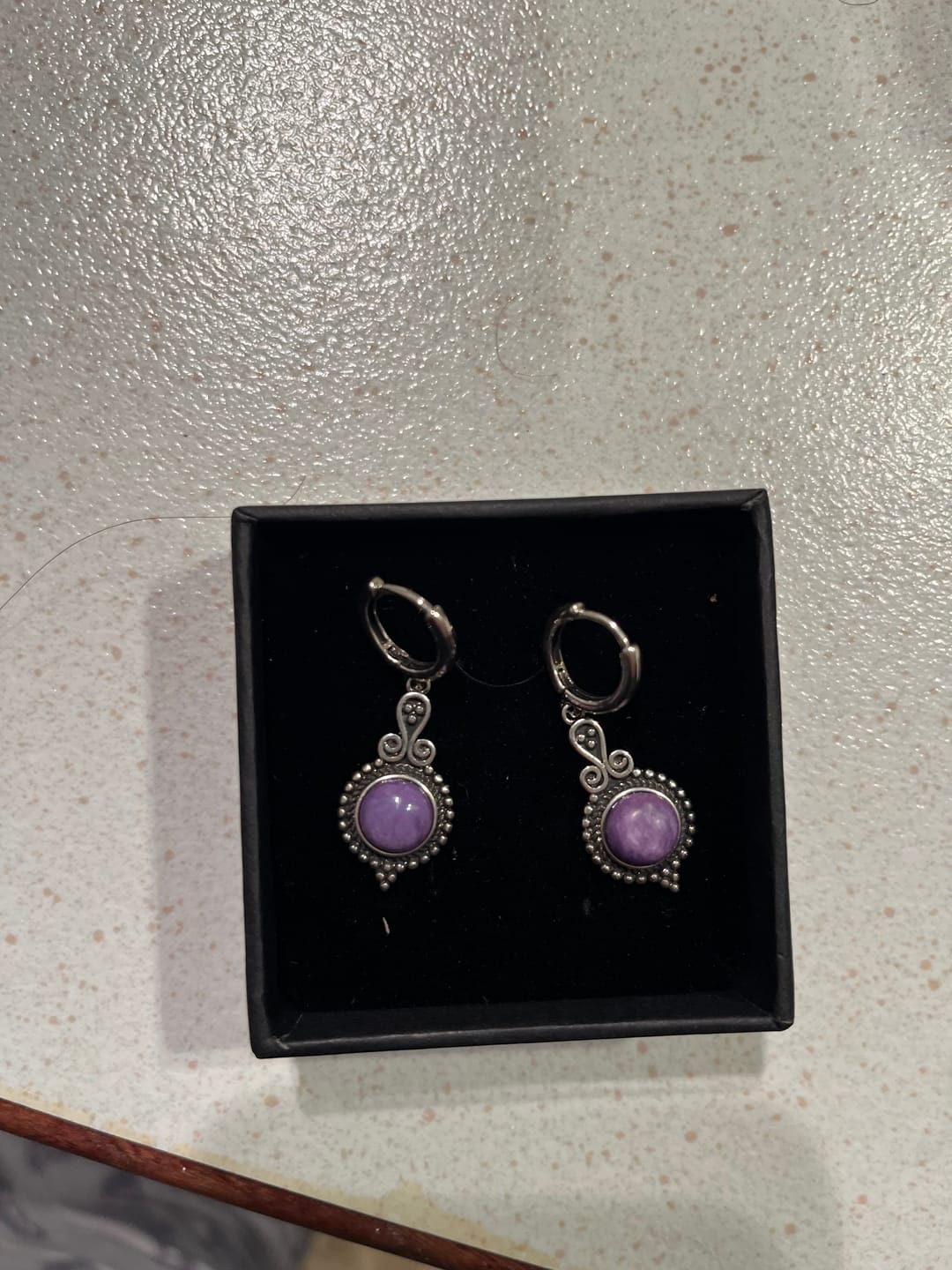 Customer photo review of Boucle d'oreille Charoïte