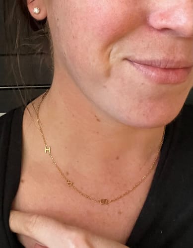 Customer photo review of Személyre szabott oldalsó kezdőbetű nyaklánc