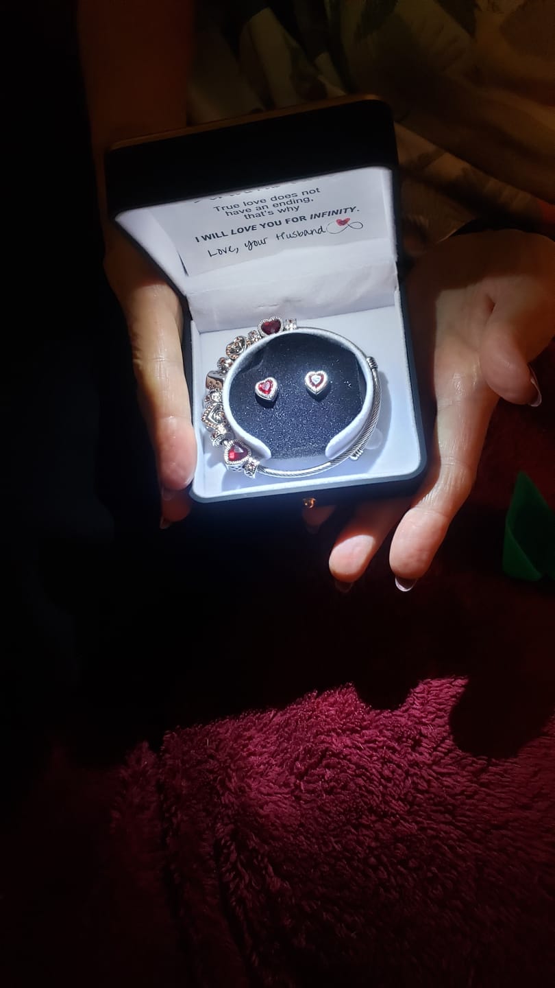 Customer photo review of To My Beautiful Wife - Infinite Love Bracelet