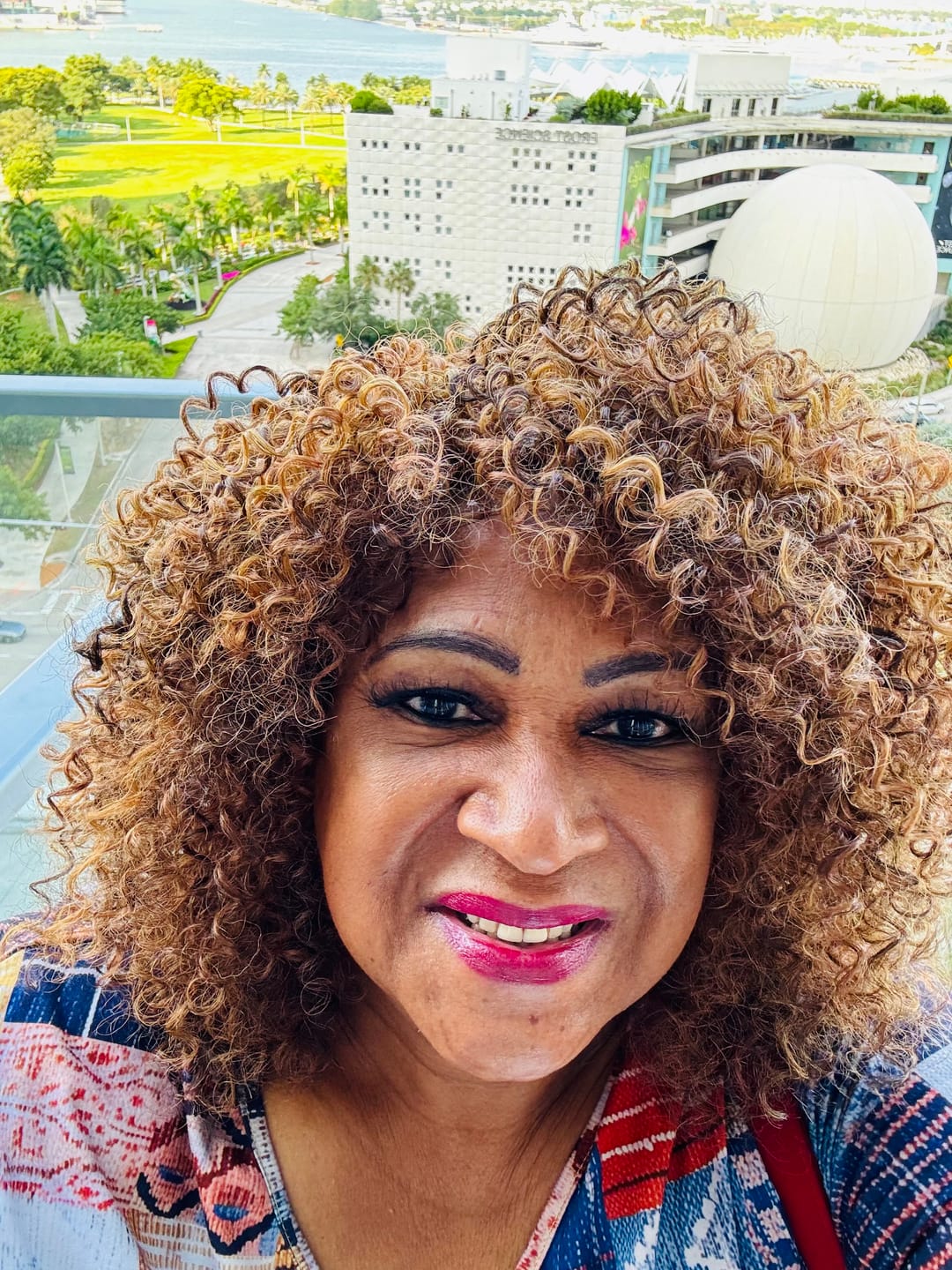 Customer photo review of It's a Wig Nutique BFF HD Synthetic Lace Front Glueless Wig - BOHEMIAN 16"