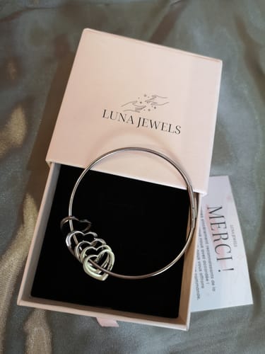 Customer photo review of Bracelet Amour Eternel avec prénoms gravés - Ajoutez jusqu'à 5 cœurs gravés sur votre bracelet