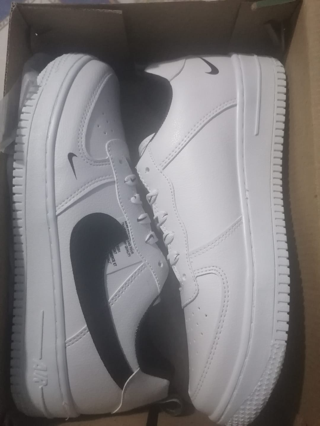 Customer photo review of Tenis 275 Blanco Negro