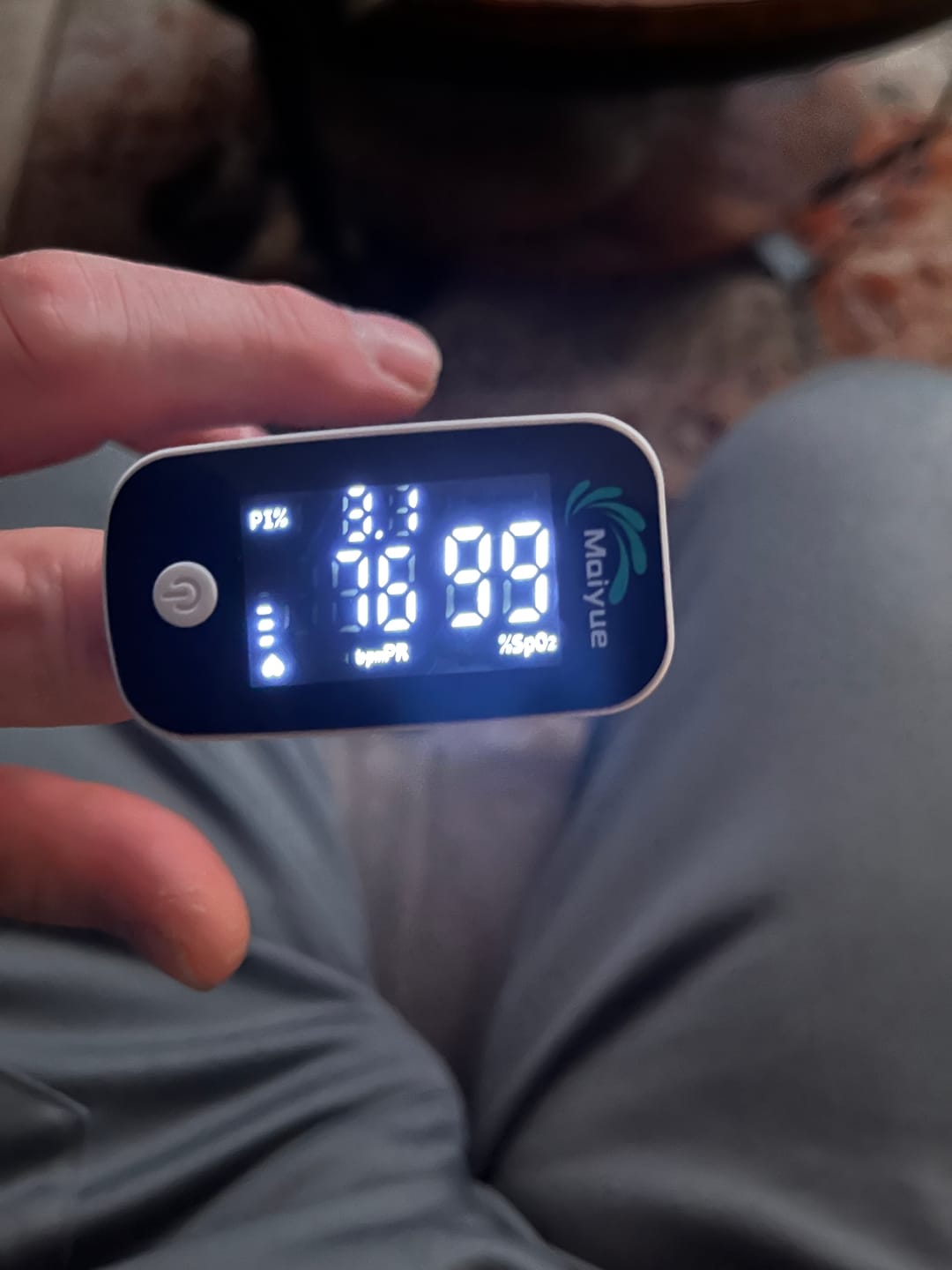 Customer photo review of Saturatiemeter / bloedzuurstofmonitor / saturatiemeter voor vingers / met OLED-display / professioneel en zeer nauwkeurig / ideaal voor gezinnen, ouderen en ziekenhuizen