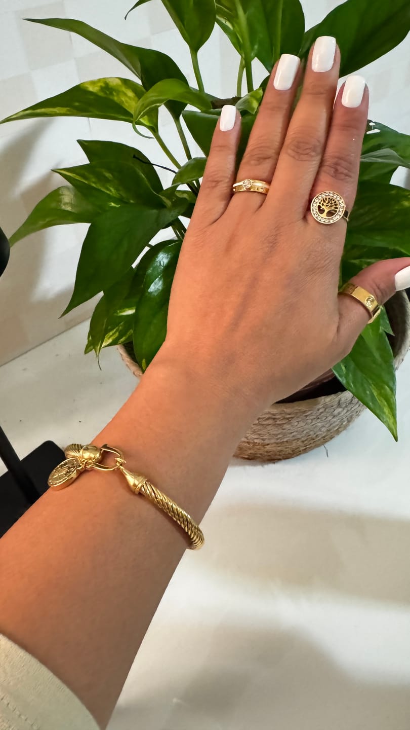 Customer photo review of Anel Rainha Pedra Cristal Banhado em Ouro 18k