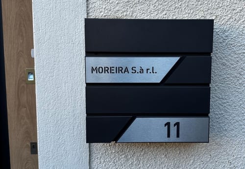 Customer photo review of AlbersDesign Briefkasten B1 Eisenglimmer (DB703) personalisiert mit Edelstahl-Schildern