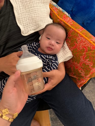 Customer photo review of Hegen PCTO™ 150ml/5oz Feeding Bottle PPSU 2-Pack with 2 x Slow Flow Nipple (1 to 3 months)