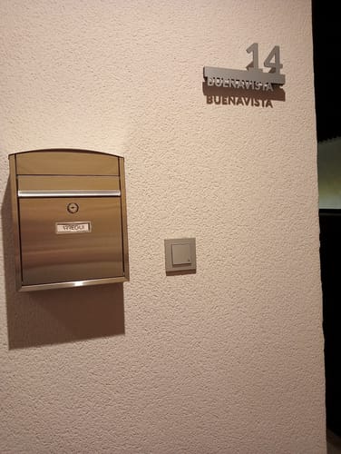 Customer photo review of Numero civico e testo sagomato modello Line 02 Alluminio