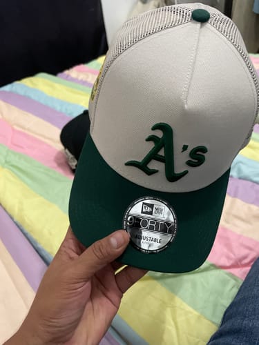 Customer photo review of 9FORTY A-Frame Trucker Oakland Athletics Stone Dark Green Snapback