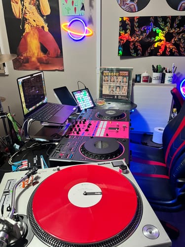 Customer photo review of DJ Q-Bert x Shortkut x D-Styles (ISP) : FUGITIVES OF FUNK djay PRO AI Control Vinyl (Solid Red 12" Single)