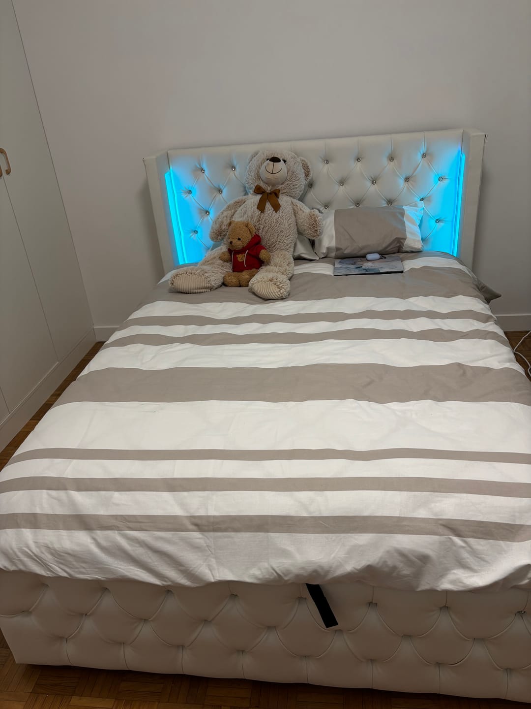 Customer photo review of Lit coffre capitonné avec LED - AMELIE
