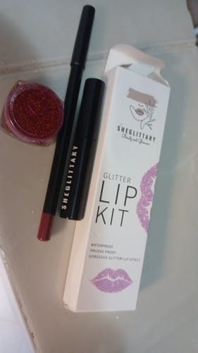 Customer photo review of Queen Glitter Lip Kit
